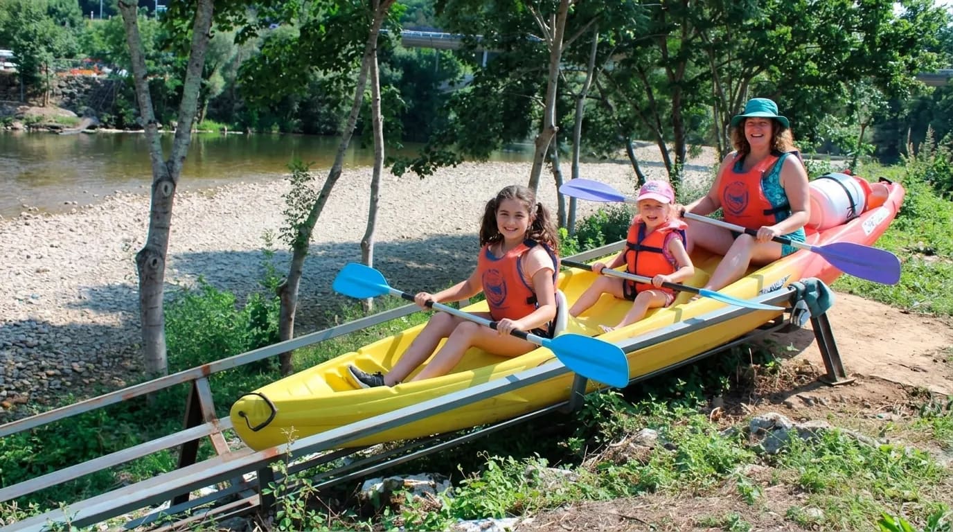Familia con niños disfrutando del descenso del Sella en Arriondas, Asturias