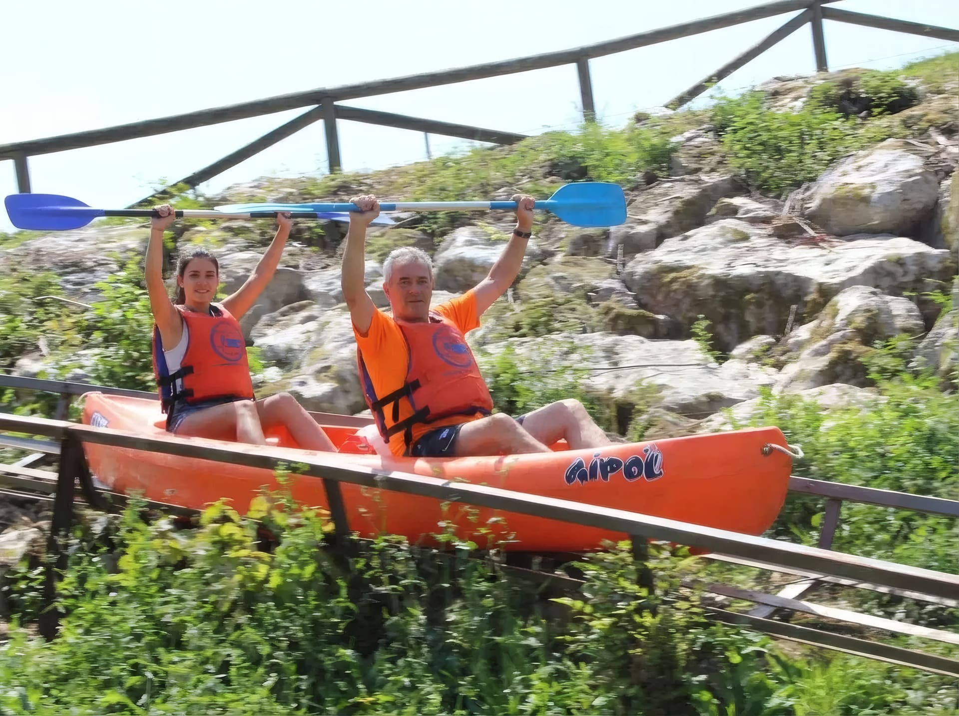 Arriondas a orillas del Sella, punto de salida del descenso en canoa y base para visitar el oriente de Asturias